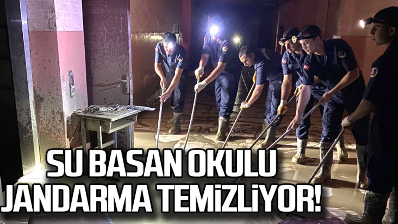 Bartın'da su basan okulları jandarma temizliyor