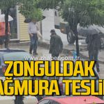 Zonguldak’ta sağanak etkili oldu, vatandaşlar saçak altlarına sığındı