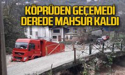 Köprüden geçemedi... Derede mahsur kaldı