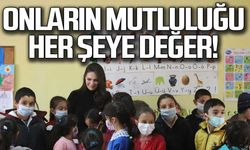 Çocuklar için köy köy geziyorlar!