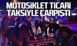 Motosiklet dönüş yapan ticari taksiyle çarpıştı: 2 yaralı
