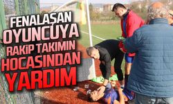 Fenalaşan oyuncuya rakip takımın hocası yardım etti