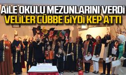 Aile okulu mezunlarını verdi... Veliler cübbe giydi kep attı!