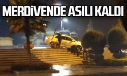 Merdivende asılı kaldı