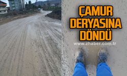 Köy yolu çamurla kaplandı