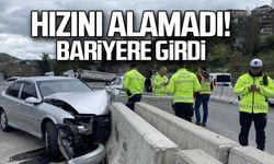 Hızını alamadı bariyere girdi!