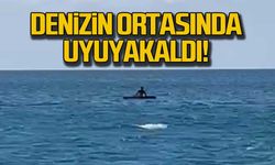 Denizin ortasında uyuya kaldı!