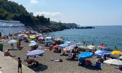 Sıcak havadan bunalan vatandaşlar plajı doldurdu!