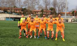Lider Ayiçispor, Capeti Merkez Atölyesispor’u 6-0 mağlup etti.  