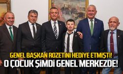 Özgür Özel kendi rozetini vermişti! O çocuk genel merkezde!