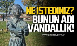 Atatürk'e çiçek veren kız' heykeline saldırı!