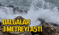 Amasra'da dev dalgalar kayaları dövdü!