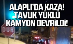 Alaplı'da kaza! Tavuk yüklü kamyon devrildi!