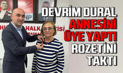 Devrim Dural annesini CHP'ye üye yaptı rozetini taktı!