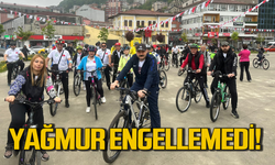 Kozlu'da başkan ve gençler yağış altında pedallara asıldı
