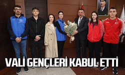 Vali Osman Hacıbektaşoğlu gençleri kabul etti