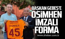 Osimhen imzalı Galatasaray forması Başkan Satılmış Gebeş'e hediye edildi!