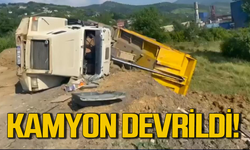 Bartın'da toprak boşaltan kamyon devrildi: Sürücü ölümden döndü!