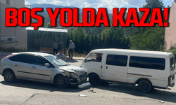 Otomobil ile panelvan minibüs çarpıştı!