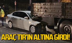 Otomobil tırın dorsesine saplandı!
