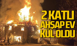 Karabük'te 2 katlı ahşap ev kül oldu
