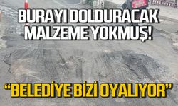 "Belediye halkı oyalıyor" Çukur dolduracak malzeme yokmuş...