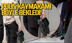 Polis koruma Namaz çıkışında elinde ayakkabı ve keratayla kaymakamı bekledi