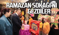 Vali Osman Hacıbektaşoğlu ve eşi Ramazan Sokağı’nı gezdi!