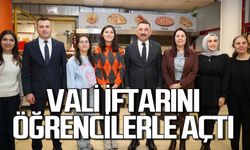 Vali Osman Hacıbektaşoğlu iftarını üniversite öğrencileriyle açtı