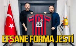 Harun Demir, Mustafa Çağlayan'a efsane çubuklu forma hediye etti