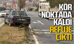 Tırın kör noktasına giren otomobil refüje çıktı