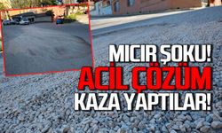 Mıcır tehlikesi: Anayola dökülen mıcır yola saçıldı motosikletler kaza yaptı