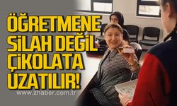 Karabük'te öğrencilerden anlamlı mesaj: "Öğretmene silah değil, çikolata uzatılır"