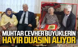 Muhtar Hüseyin Cevher kapı kapı gezerek büyüklerin hayır duasını alıyor