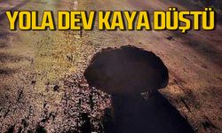 Yamaçtan kopan kaya parçaları  karayoluna düştü