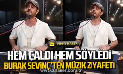 Hem çaldı hem söyledi. Burak Sevinç’ten müzik ziyafeti.