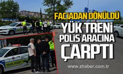 Zonguldak'ta yük treni polis aracına çarptı.