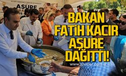 Bakan Kacır, vatandaşlara aşure ikramında bulundu