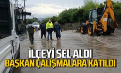 İlçeyi sel aldı: Başkan çizmeleri giydi çalışmalara katıldı