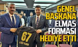 Zonguldakspor formasını Genel Başkan Ahmet Yiğit Yıldırım’a hediye etti