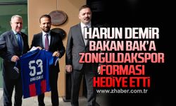 Harun Demir, Spor Bakanı Bak’a Zonguldakspor forması hediye etti