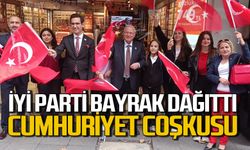 İYİ Parti halka Türk Bayrağı dağıttı Cumhuriyet coşkuyla kutlandı