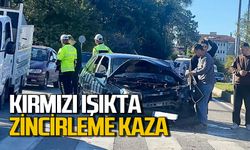 Kırmızı ışıkta duran araca arkadan çarptı: Kazaya 3 araç karıştı