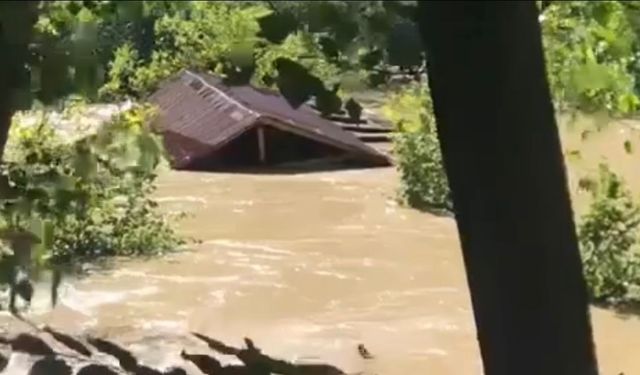 Sel sularında sürüklenen yapı suya gömüldü!