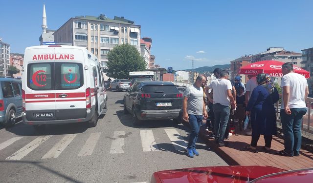 Otomobil ile motosiklet çarpıştı!