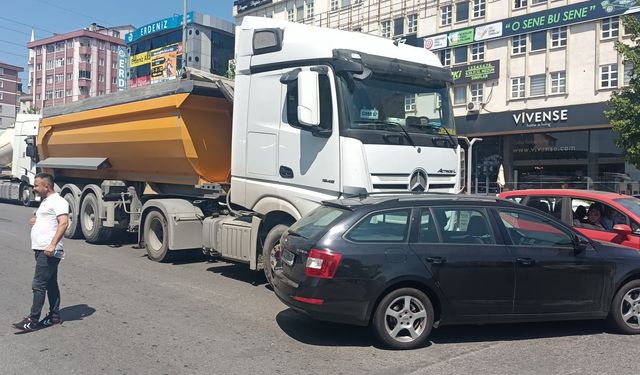 Tır, otomobili metrelerce sürükledi!