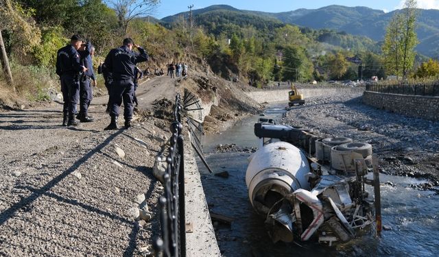 Beton mikserine sıkışarak can verdi!