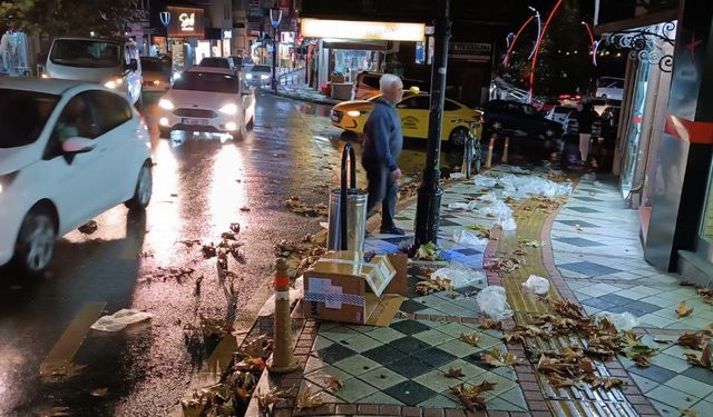 Yağmur sokakları çöpe çevirdi!