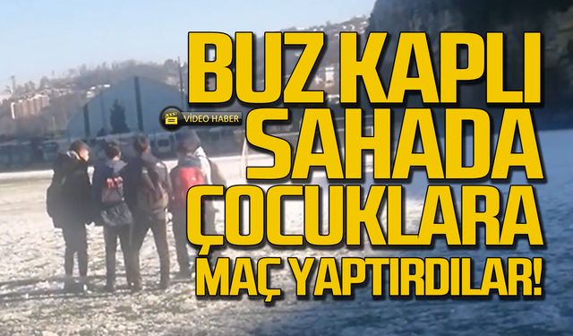 Buz kaplı sahada çocuklara maç yaptırdılar!