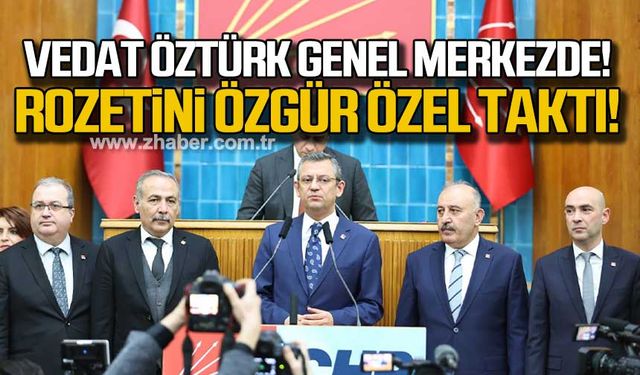 Vedat Öztürk Genel Merkezde! Rozetini Özgür Özel taktı!